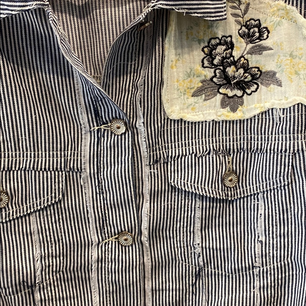 NWT POL Navy and White Striped Button-Up Shirt size small - Picture 4 of 7